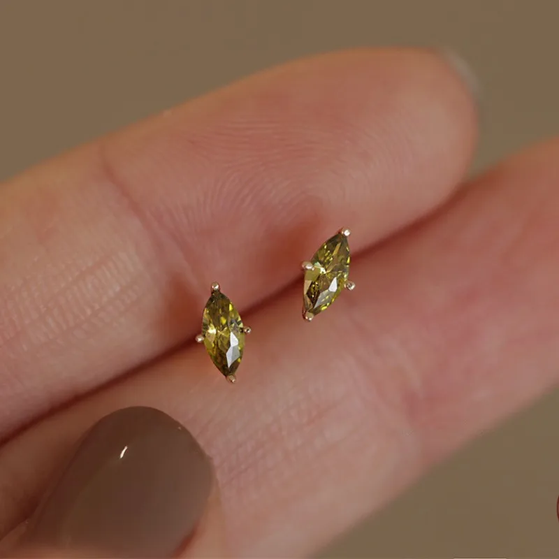 

серьги женские 2022 тренд новинка серьги гвоздики сережки для подростков украшения женские аксессуары Женские серьги-гвоздики с камнем олив...