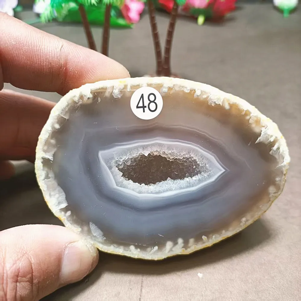 

Кристалл агата с отверстиями