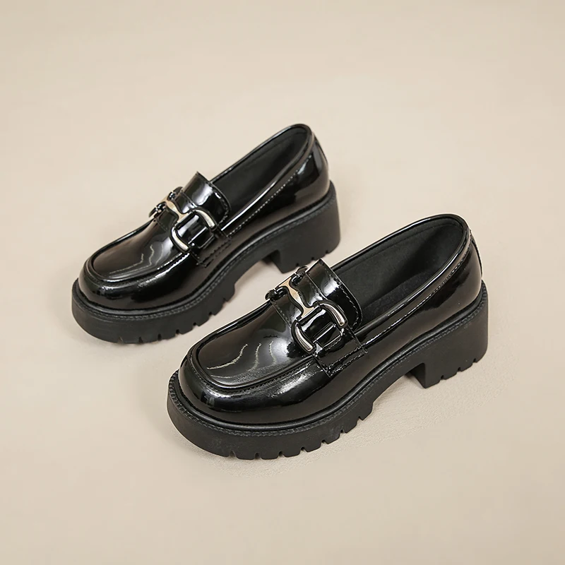 

Женские полутапочки из лакированной кожи, туфли без задника на платформе, с круглым носком, с пряжкой и цепочкой, лето 2023