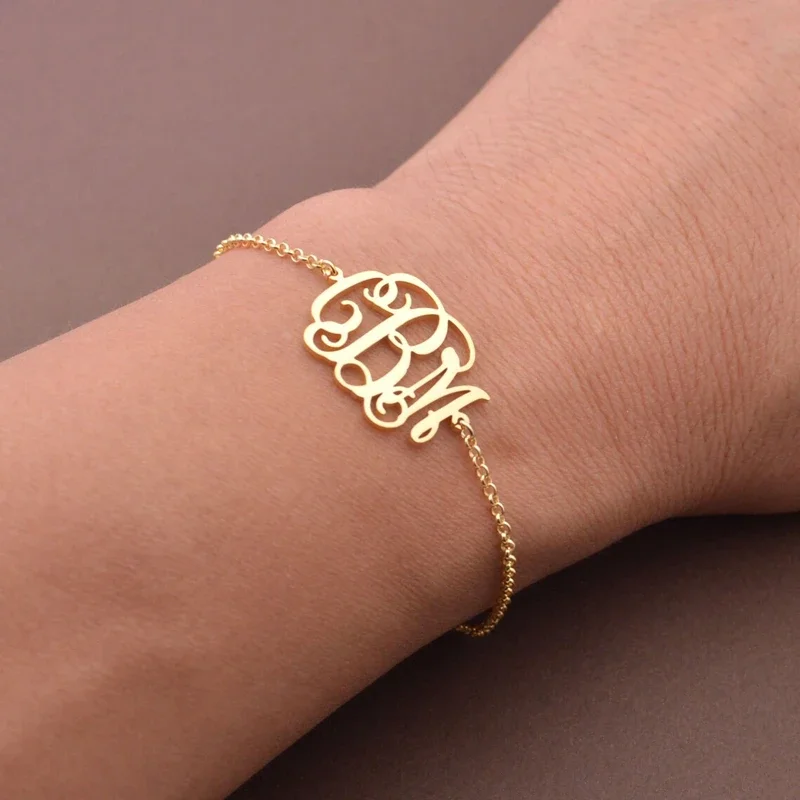 Модный женский браслет под заказ золотистый из нержавеющей стали с буквами