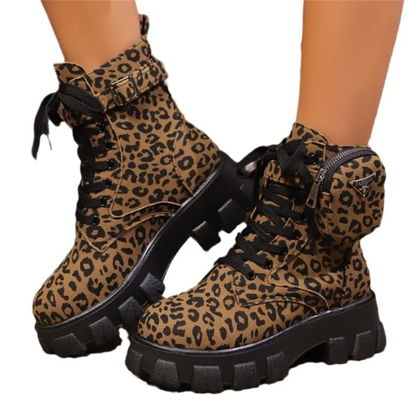 Женские ботинки с леопардовым принтом короткие на толстом каблуке ремешке в