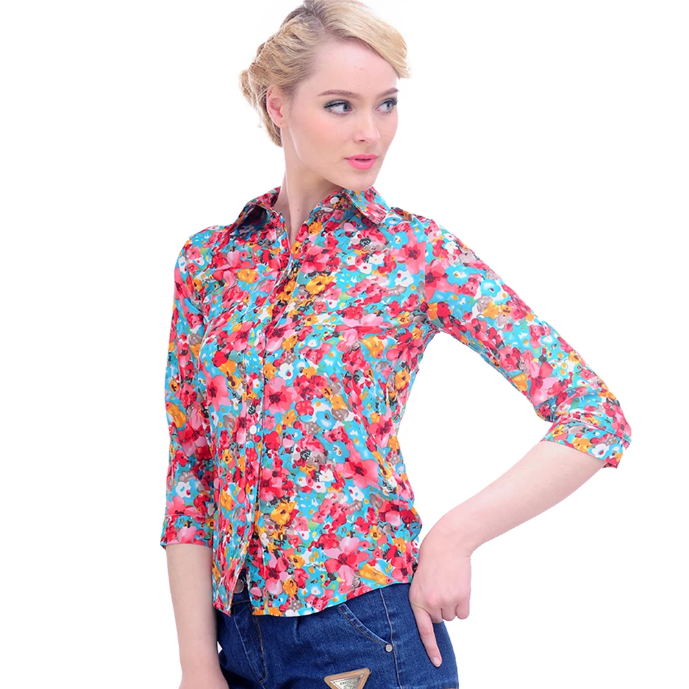 Тонкая шифоновая женская рубашка с круглым вырезом и черным цветочным принтом