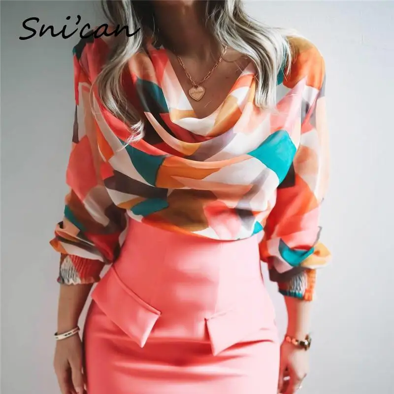 Однотонная розовая офисная фотосессия модная весенняя юбка средней длины с