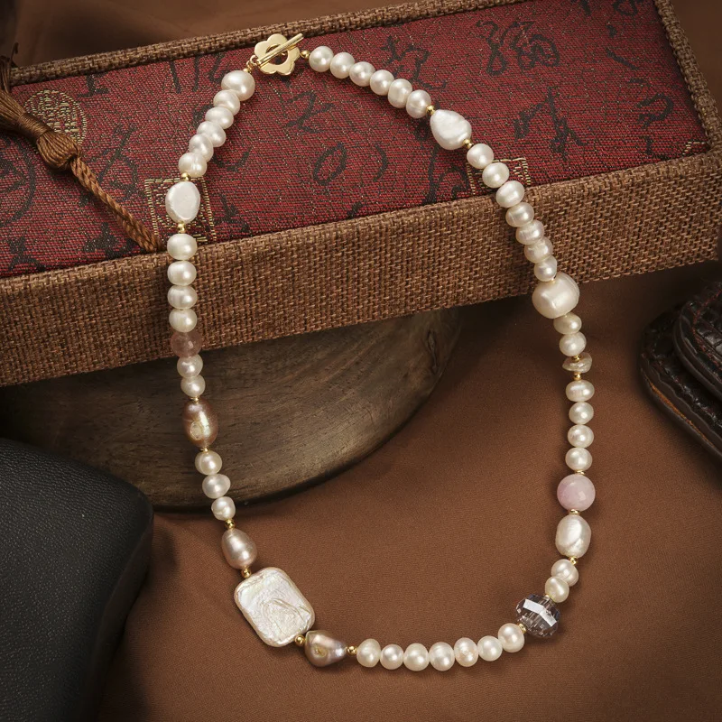 

Fashion pink strawberry crystal hand ins cold wind freshwater pearl jewelry in Europe and the couple holiday gift spot