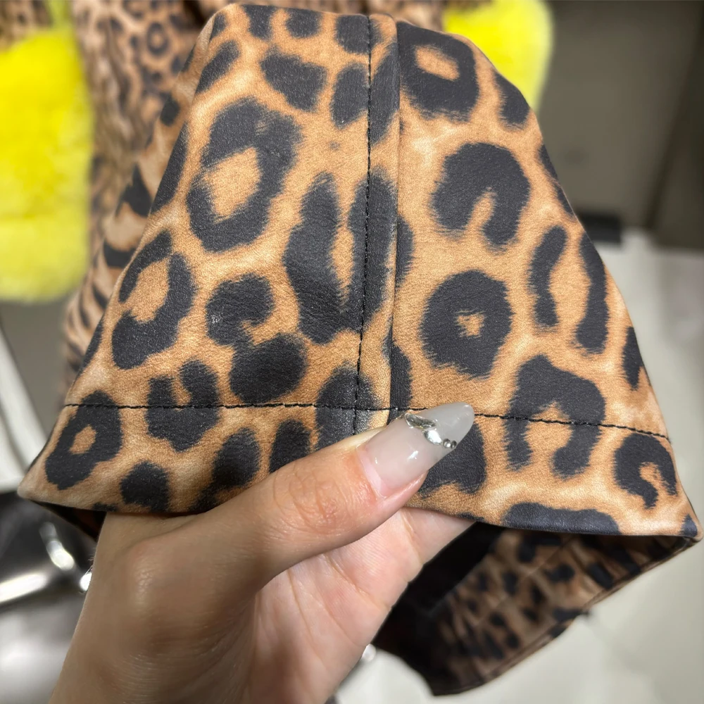 Женская кожаная куртка с леопардовым принтом |