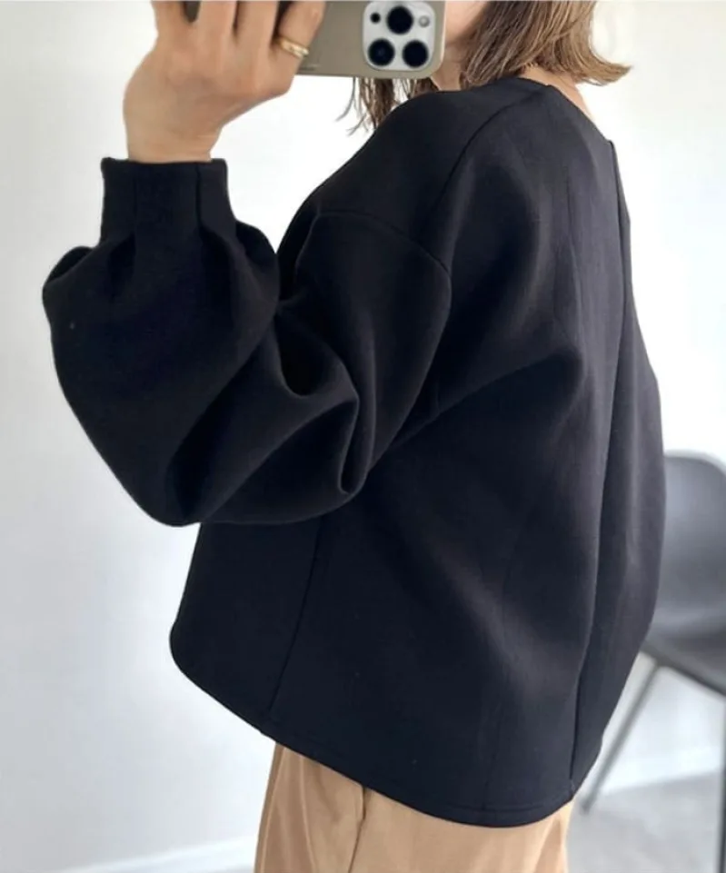 Женская футболка с V-образным вырезом принтом