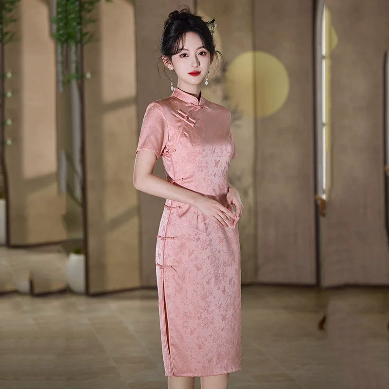 Фото Розовое платье Cheongsam средней длины в китайском стиле с горячим тиснением, молодежное платье 2025 года, новое женское облегающее вечернее платье в стиле ретро с короткими рукавами Qipao №3