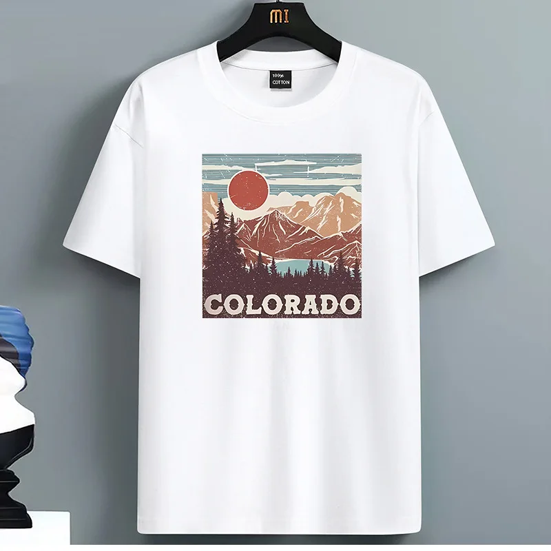 Фото Белая футболка с коротким рукавом и рисунком Colorado Mountain Sunset, с ретро-пейзажем и изображением красного солнца №1