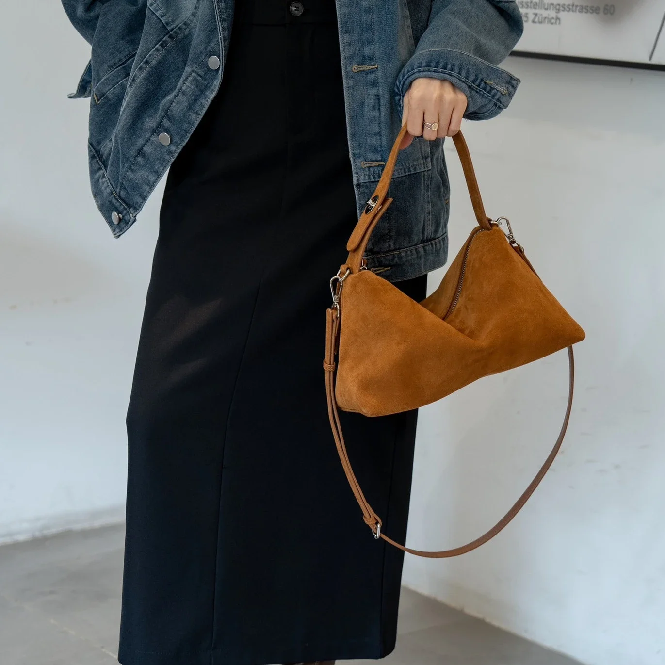 Мягкая матовая замшевая женская сумка осенняя через плечо из воловьей кожи