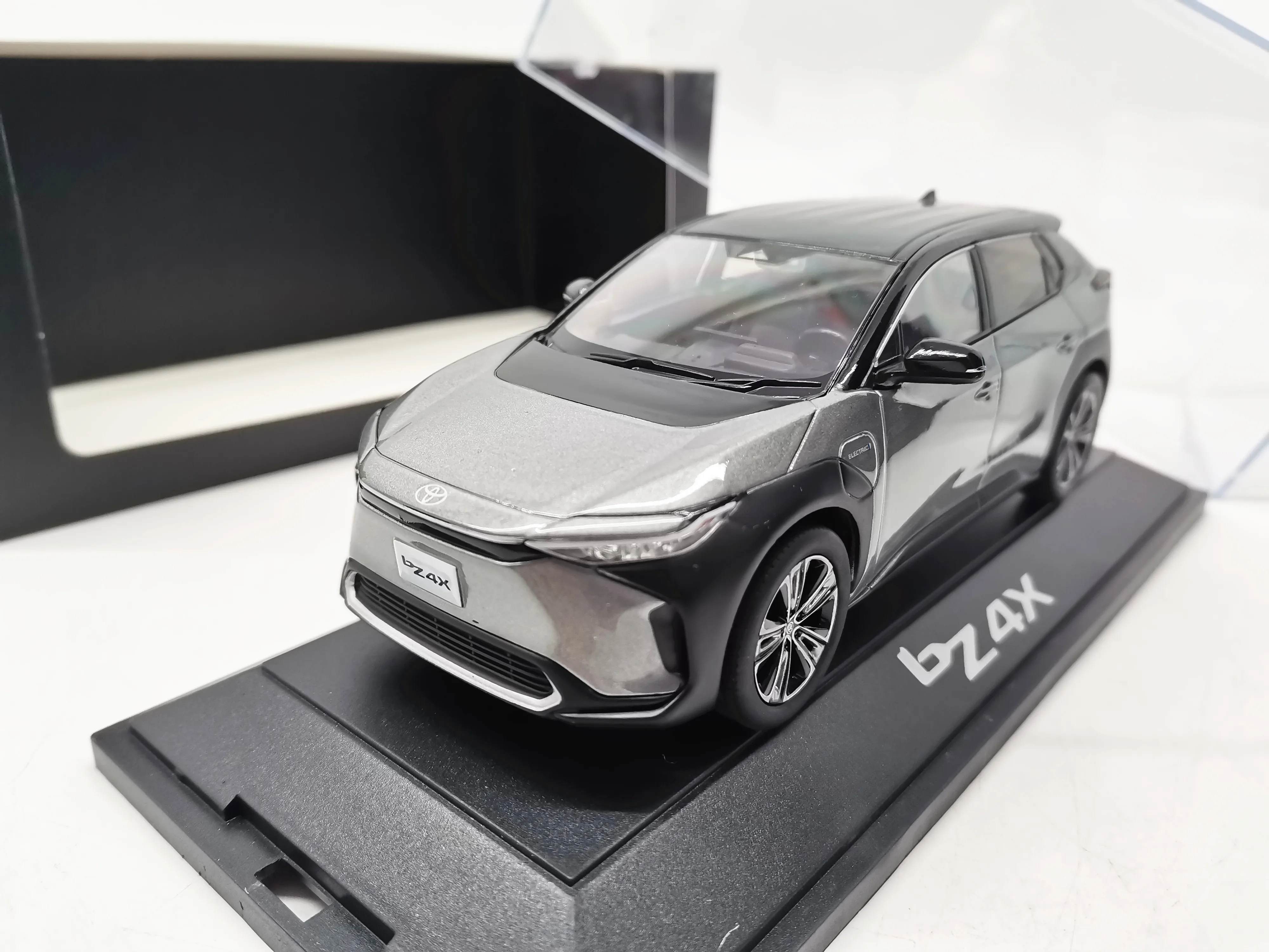 

1/30 toytota bZ4X Alloy car model Furnishing articles collection