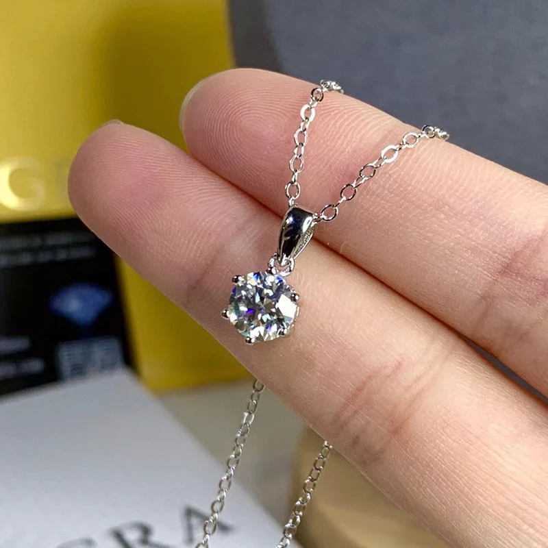 

925 Sterling Silver Moissanite Necklace Romantic Love Ladies Diamond Engagement Necklace Luxury White Gold Wedding Jewelry Gift