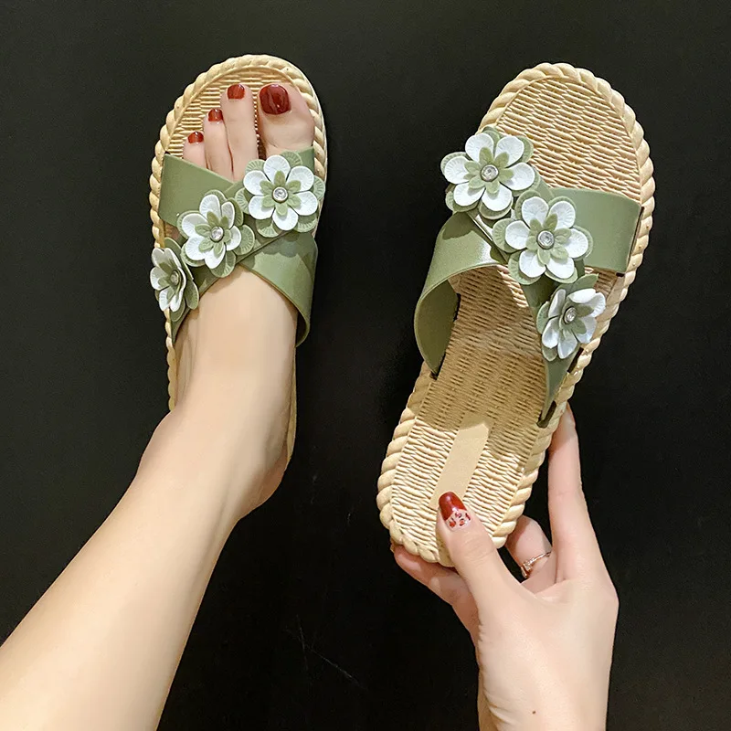 

2022 New Style Slippers for Women Summer Flat Versatile Flip Flops Popular Slippers for Young Girls Beach Shoes Indoor Outdoor