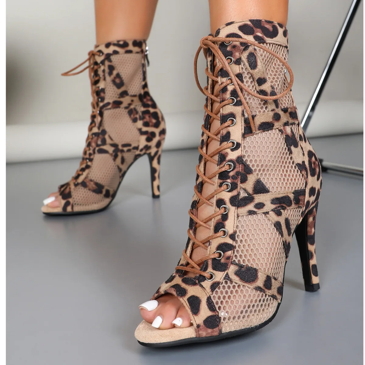 Женские леопардовые ботинки на высоком каблуке