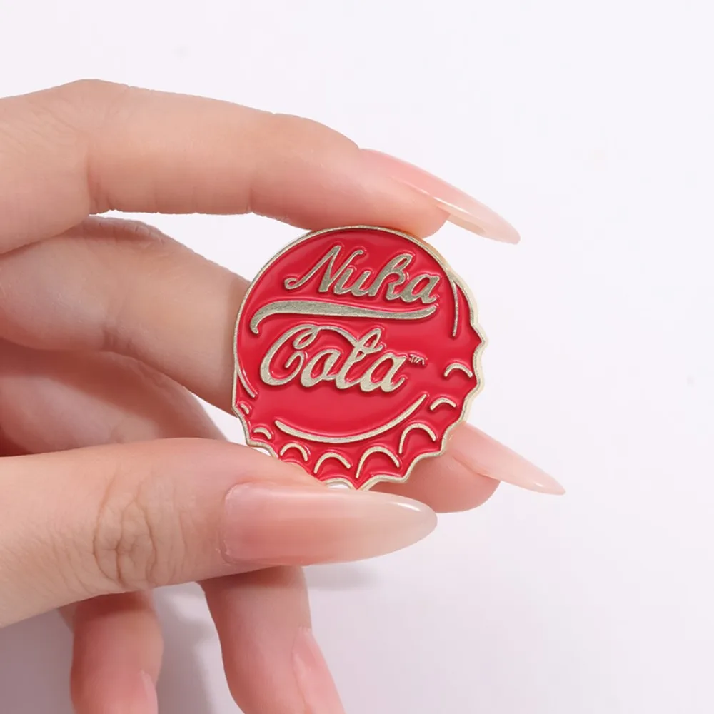 Фото Эмалированные булавки Nura Cola TM, креативные красные колпачки для бутылок кока-колы, значки на рюкзак, броши с лацканами, мультяшные украшения для друзей, подарок №3