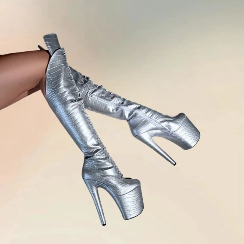 Серебристые ботинки на платформе с крокодиловым принтом и перекрестной