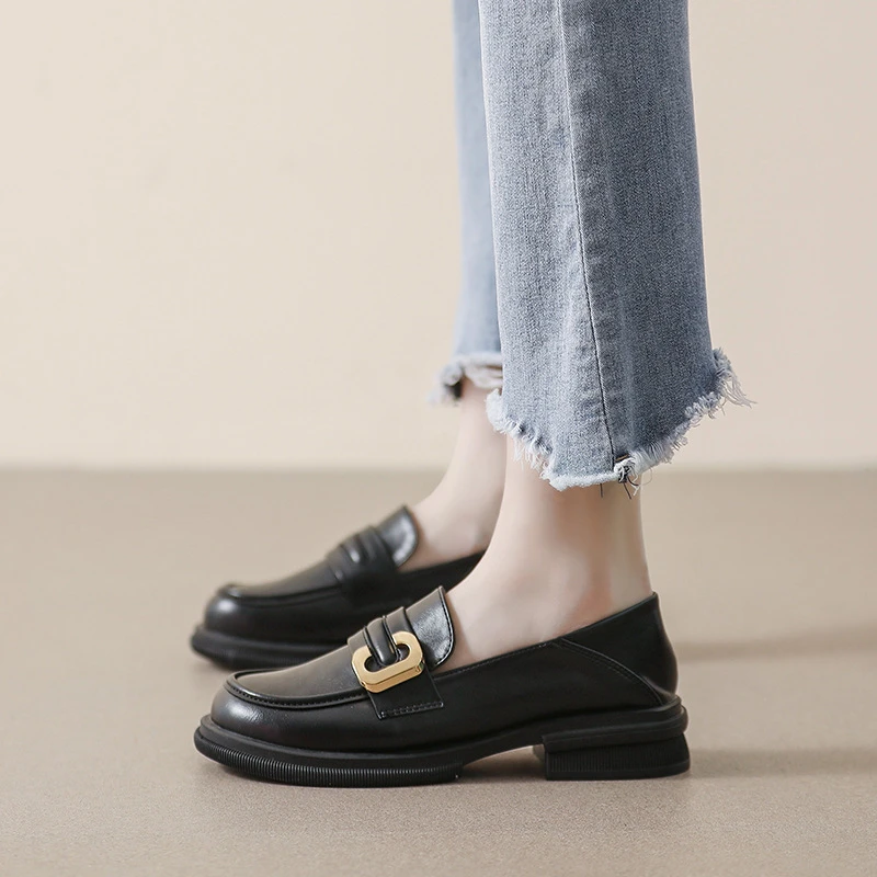 

Женские туфли на низком каблуке 3 см, с заклепками