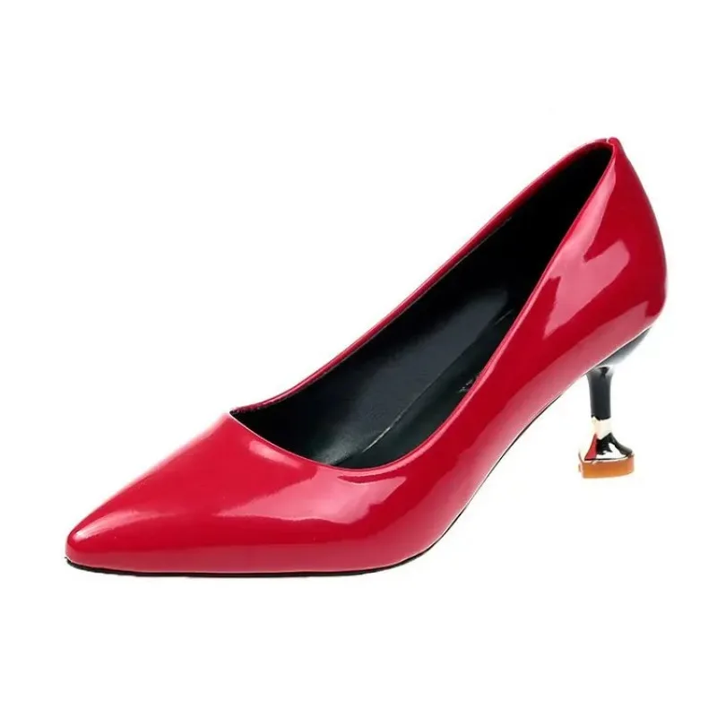 Женские туфли из мягкой лакированной кожи красные на среднем каблуке новинка