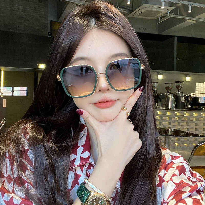 

Солнцезащитные очки женские с градиентными линзами, модные большие тисненые квадратные солнечные очки с боковой оправой и золотистой мета...