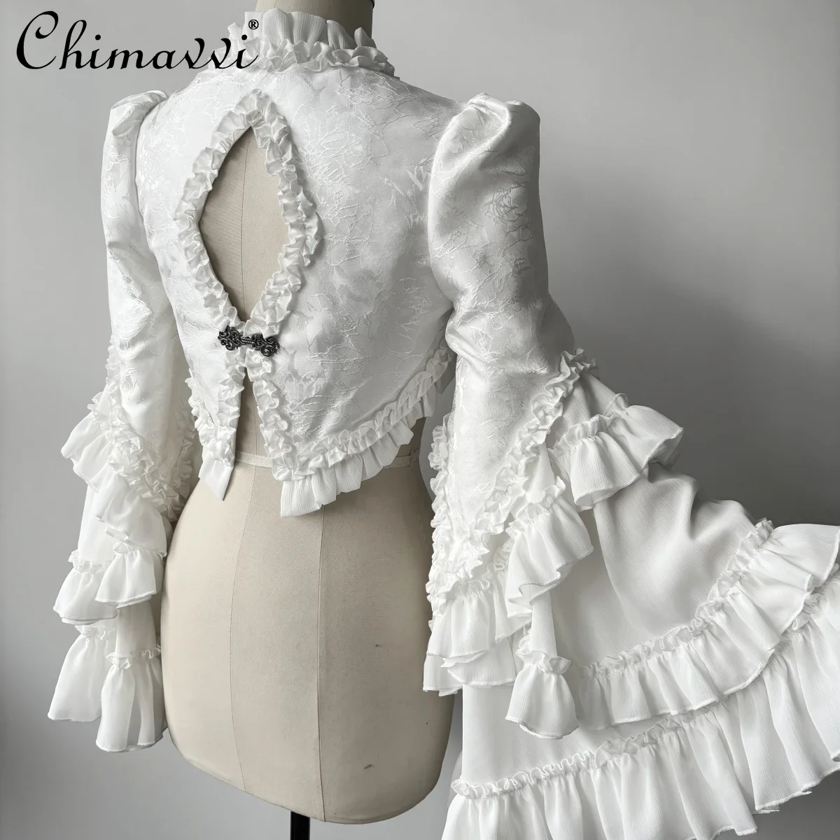 Женский короткий жилет с оборками по краям черно-белый в готическом стиле осень