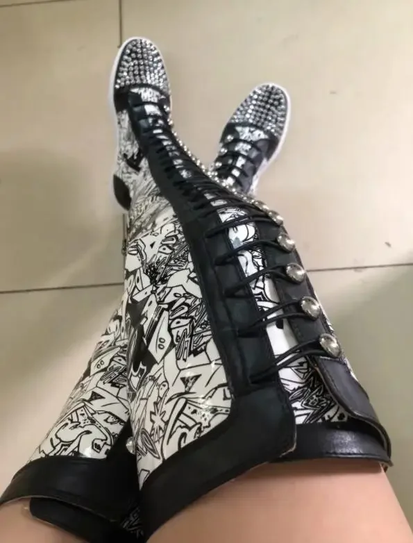 Заводские сапоги до бедра с металлическими заклепками и принтом каракулей