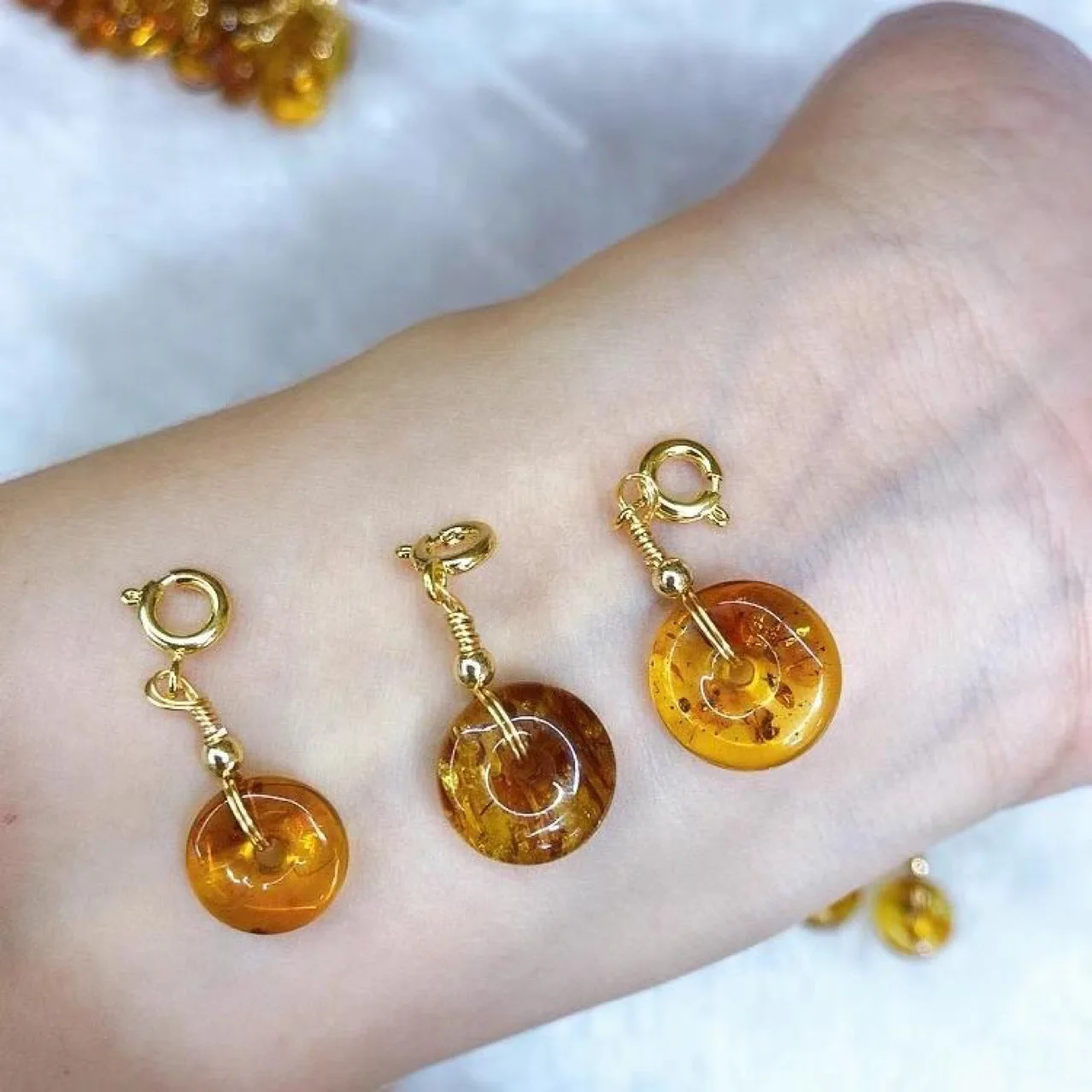 

10 шт. натуральный цветок Янтарная резьба пончик безопасности Пряжка счастливый амулет DIY Ювелирные изделия Аксессуары для изготовления юве...