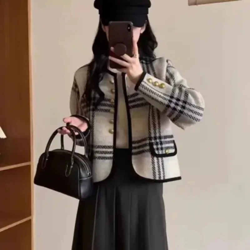 Брендовая женская одежда со скидкой. Отрежьте бирку. Снятие из шкафа. Внешняя