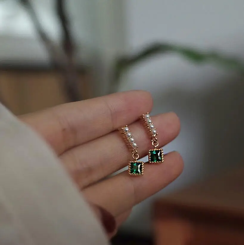 

Женские серьги из серебра 925 пробы, с изумрудом