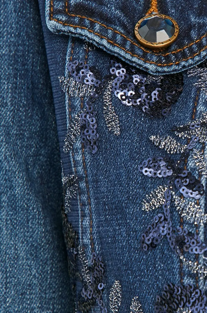 Потертая джинсовая куртка на молнии