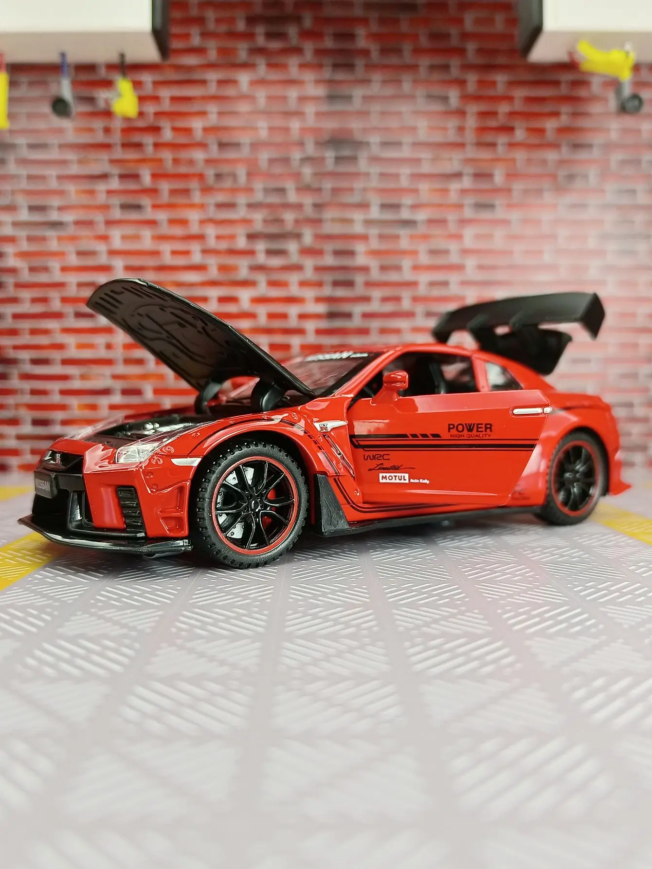 Фото Масштабная модель автомобиля Nissan GTR35 (1:32) для трека, из сплава, с открывающимися дверями, капотом и багажником, коллекционная, для декорации. №4
