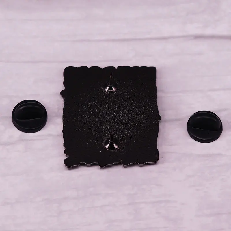 Эмалированная брошь в виде фильма ужасы стиле 90-х |