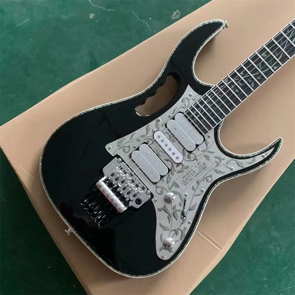 The band performs a popular electric guitar, which is made of high-gloss solid wood, black body, scallops, and real picture of t