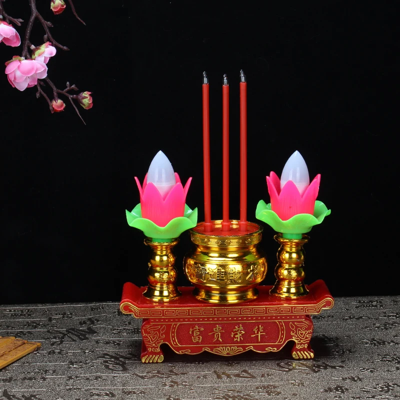 

Лампа для богатства в виде лотоса в передней части Будды