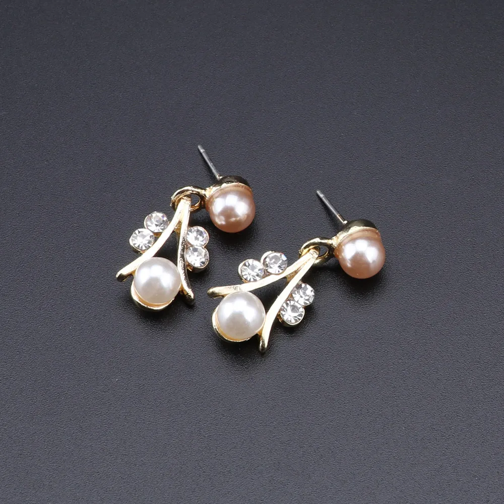 Ожерелье и серьги из искусственного жемчуга