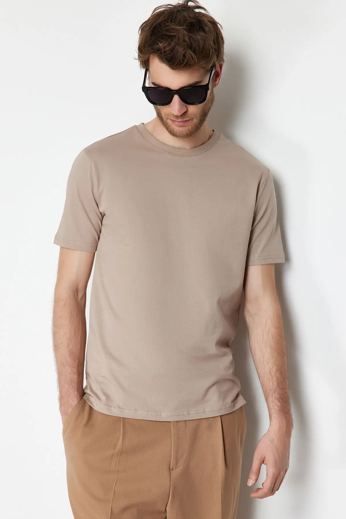 Мужская прямая короткая облегающая футболка