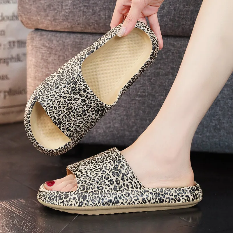 Фото Шлепанцы женские/мужские домашние на платформе, плотные сандалии из ЭВА, Нескользящие, мягкая подошва, для ванной комнаты, модные тапочки в облако №3