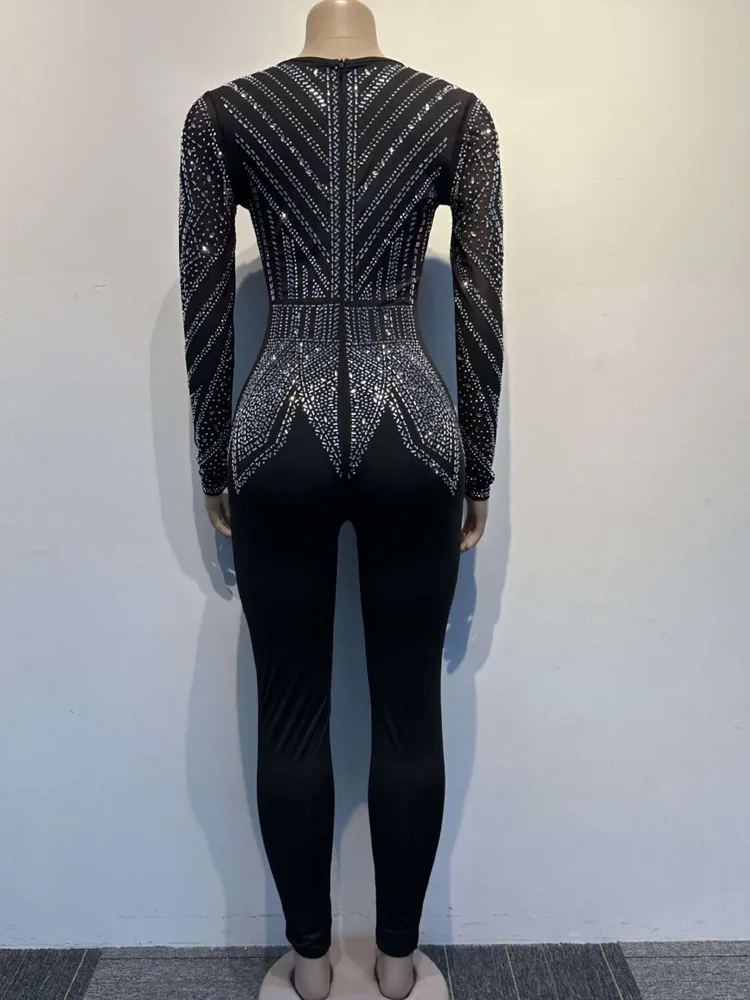 Женский комбинезон с глубоким V-образным вырезом со стразами