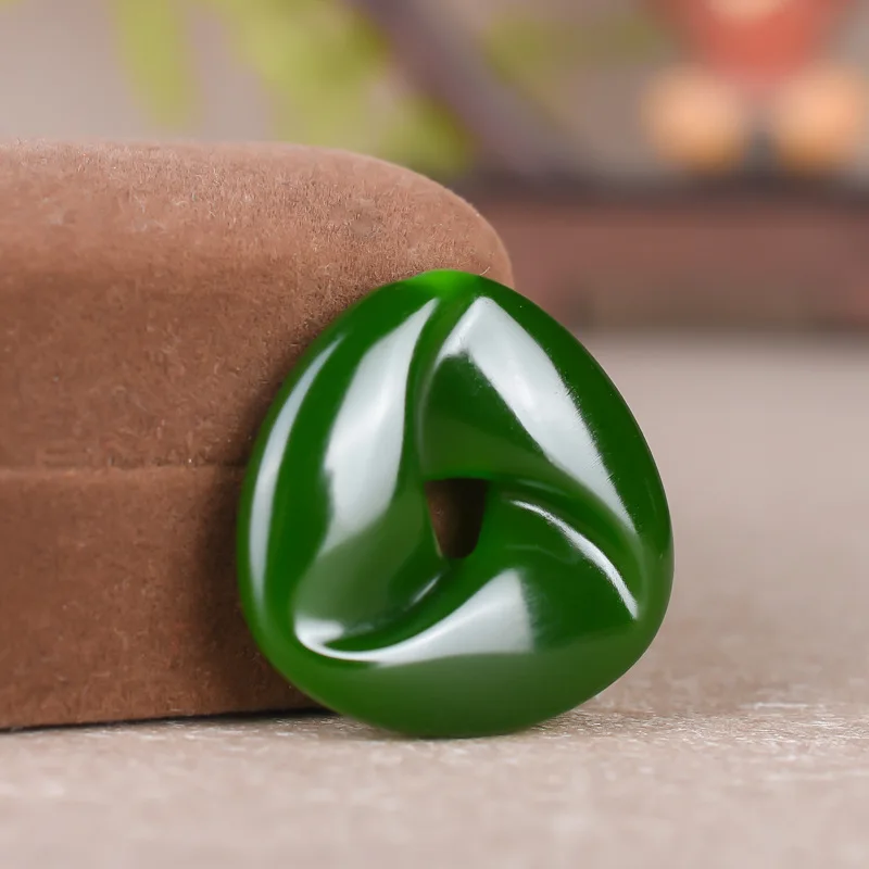 

Jasper Spinach Green Cutout When Running Pendant Men's and Women's Simple Versatile Pendant