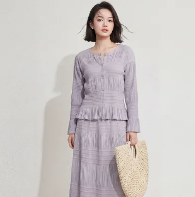 Фото Женский плиссированный кардиган Miyake с рюшами, круглым вырезом, длинными рукавами и однобортной застежкой №1