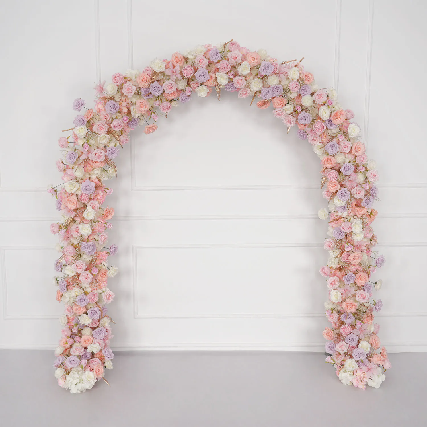Фото Изысканный 3D-декор Uflower: розовые, белые, фиолетовые и золотистые листья и цветы для свадебной арки, фонов, украшения столов и мероприятий №2