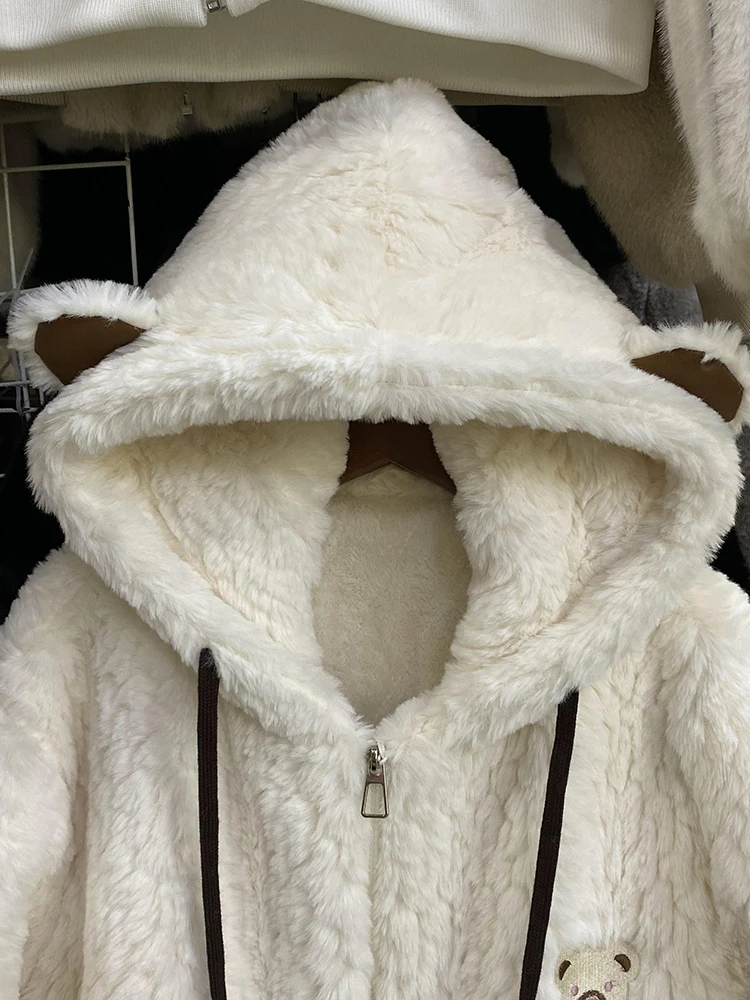 Верхняя одежда с капюшоном из искусственного меха норки и длинными рукавами