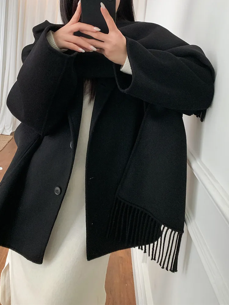 Женское пальто в полоску или черное с шарфом и воротником кисточками шерстяная