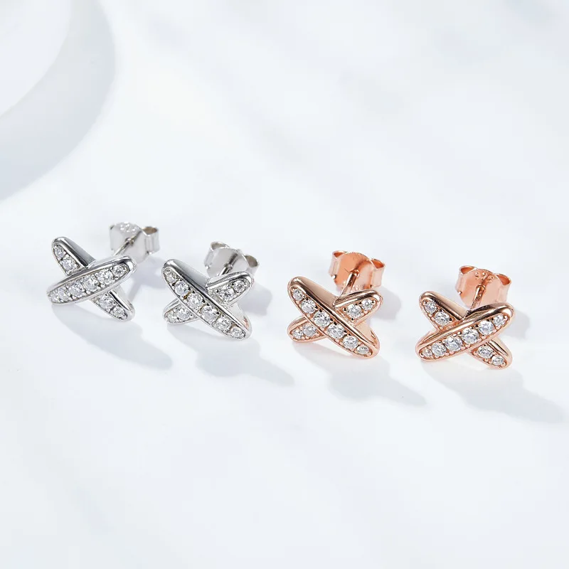 

Женские серьги-гвоздики из серебра 925 пробы с искусственным бриллиантом