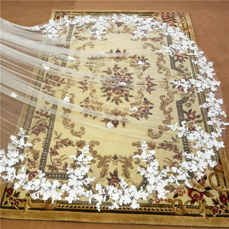 Однослойная свадебная фата с гребнем кружевным краем белая 2022 аппликацией в виде