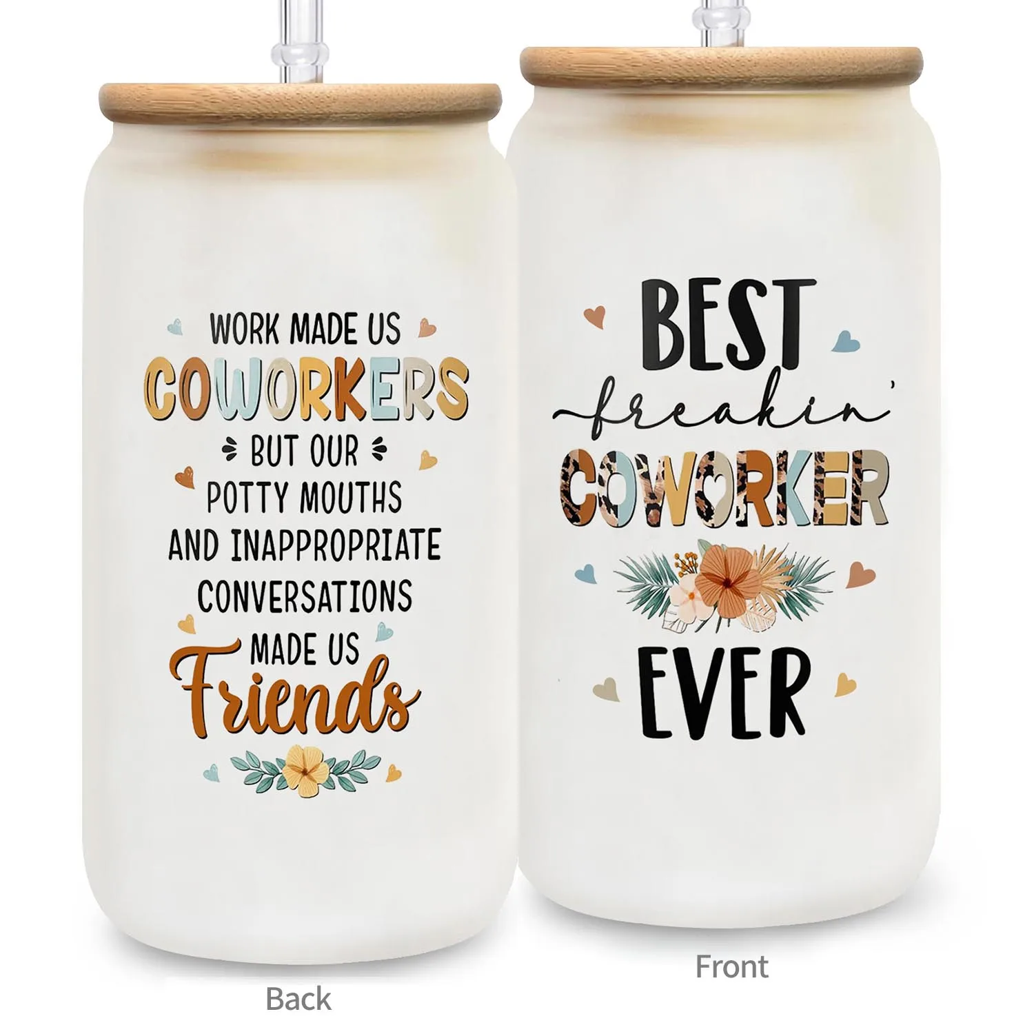 Красивая кофейная стеклянная чашка с искусственными зернами и листьями чая