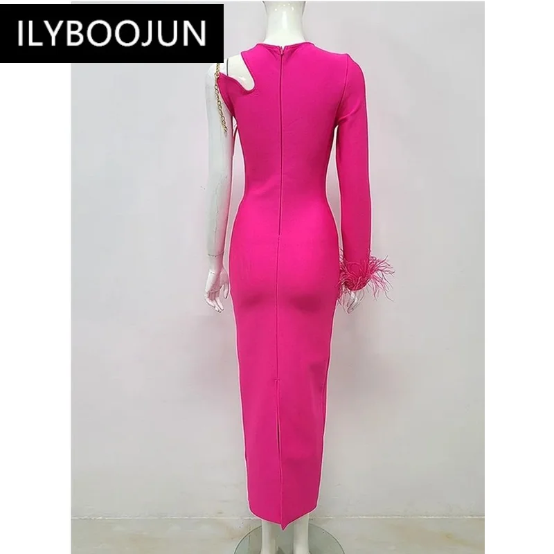 Женское облегающее платье с рукавами-цепочками и перьями