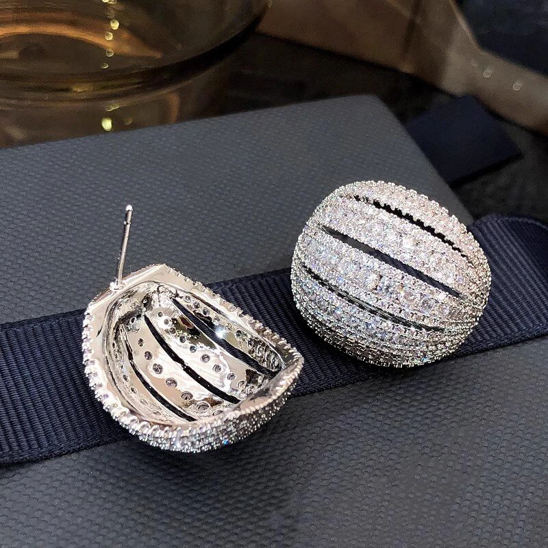 Фото Серьги-гвоздики Huitan Sparkling Half Ball с кубическим цирконием, модные универсальные серьги-гвоздики овальной формы, эффектные украшения для женщин №5