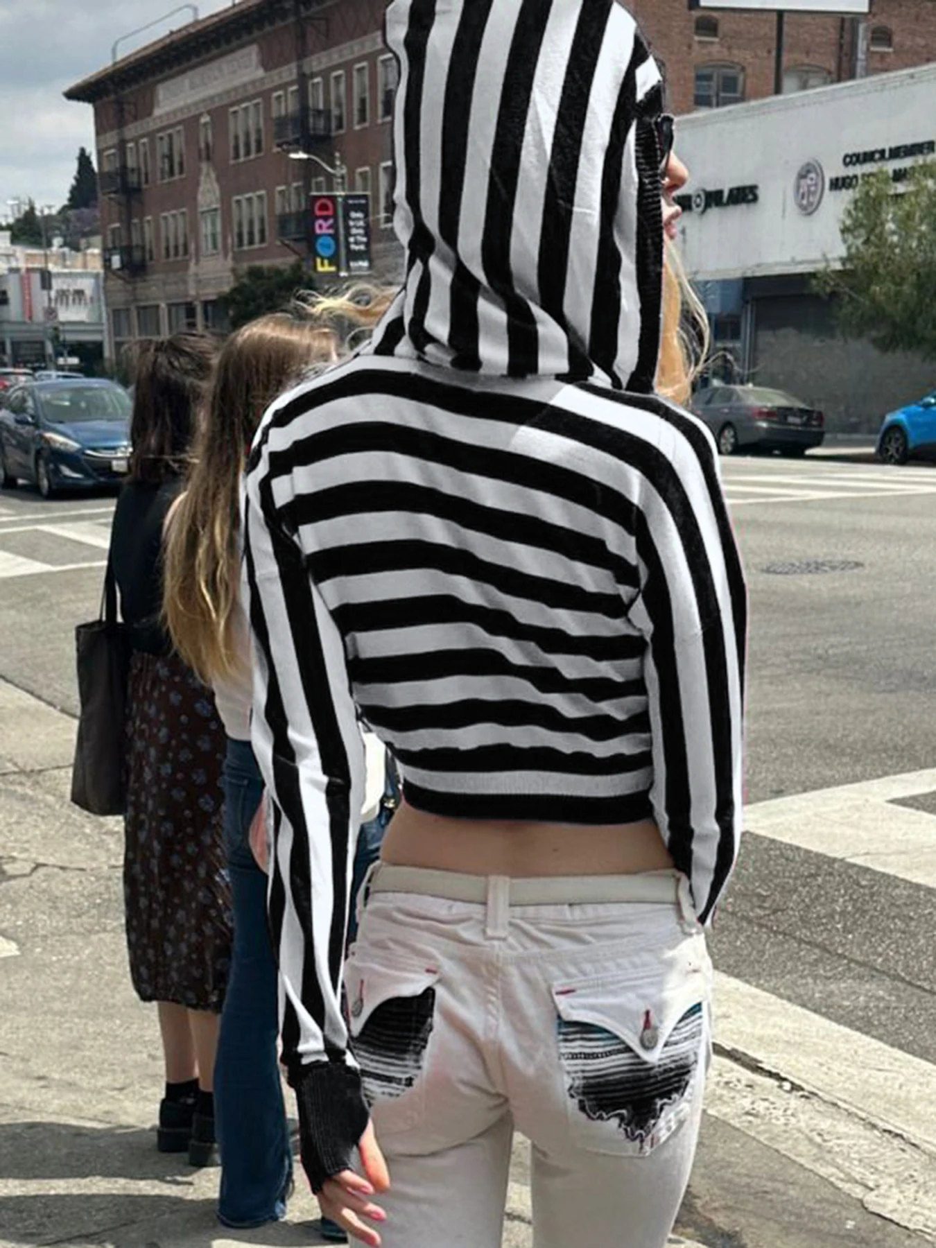 Женский полосатый короткий свитер с капюшоном длинным рукавом и V-образным