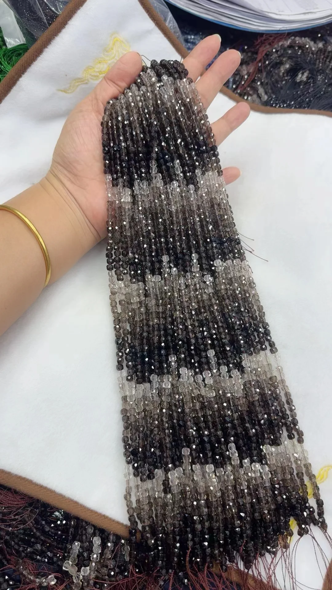 Натуральный чайный кристалл квадратной огранки длиной 38 см. Используется для