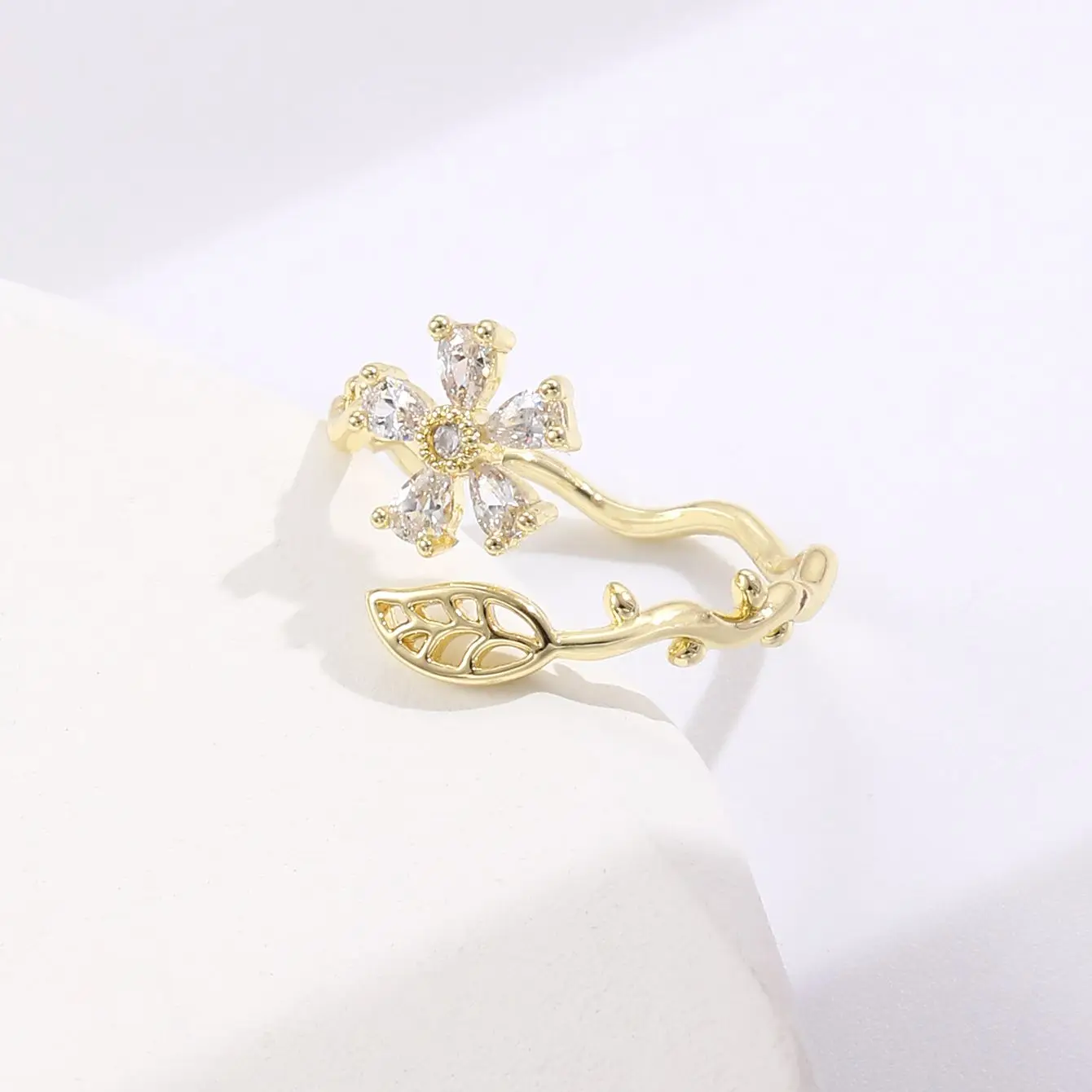 Новинка Открытое кольцо с круглыми листьями для дам специальные нишевые Изящные