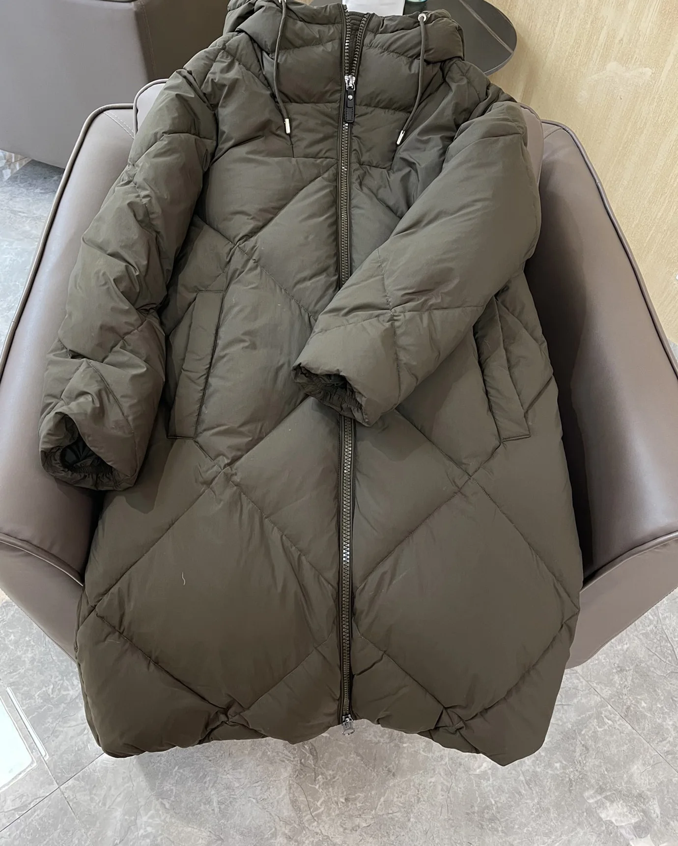 

Женская одежда 2023, пуховик на молнии с шапкой и стразами, зимняя Новинка 15